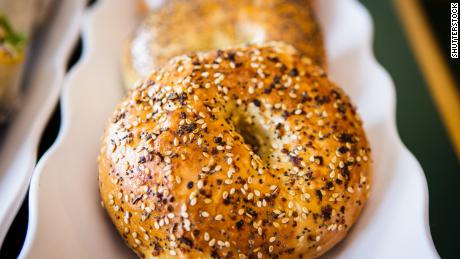 sì, you can make a no-yeast version of these everything bagels at home.