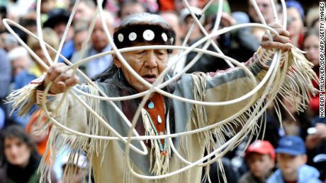El anciano navajo Jones Benally realiza una danza de aro tradicional en un festival en Alemania en 2008.