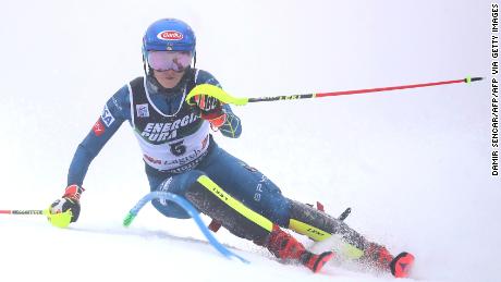 Mikaela Shiffrin tritt während ihres ersten Laufs des Weltcup-Slalom-Events auf dem Sljeme Mountain auf dem Weg zu einem späteren vierten Platz an.