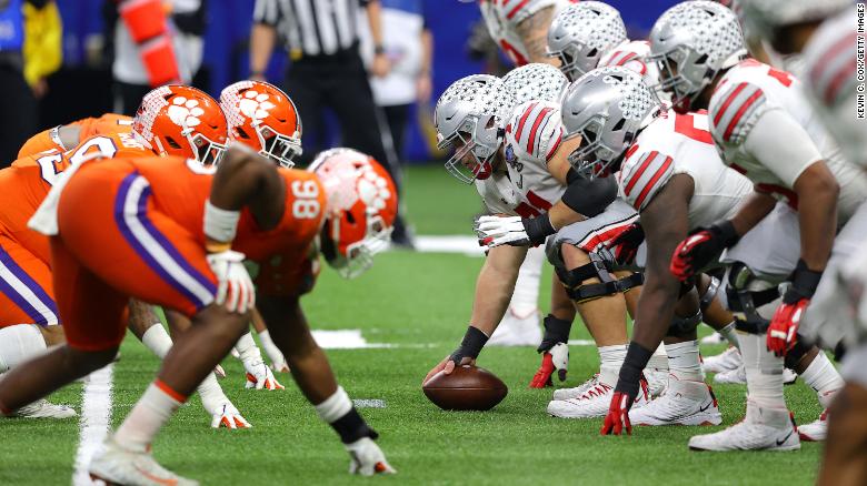 The academic gap between Black and White college football players grew in 2020, informe dice