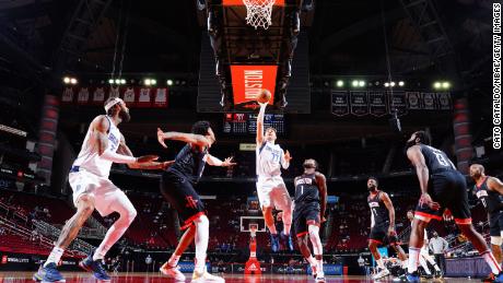 Doncic schießt den Ball gegen die Houston Rockets.
