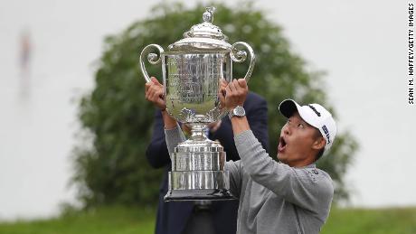 Morikawa reagiert, als der Deckel der Wanamaker Trophy während der Trophäenpräsentation für die PGA-Meisterschaft 2020 abfällt.