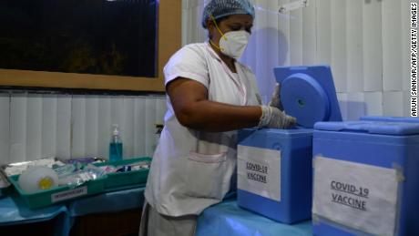 Ein Gesundheitsbeamter bereitet am 2. Januar in Chennai ein Impfkit während einer Covid-19-Impfübung vor.