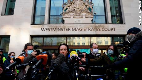 Assanges Partnerin Stella Moris spricht vor dem Westminster Magistrates Court in London, nachdem ihm am Mittwoch die Kaution verweigert wurde.