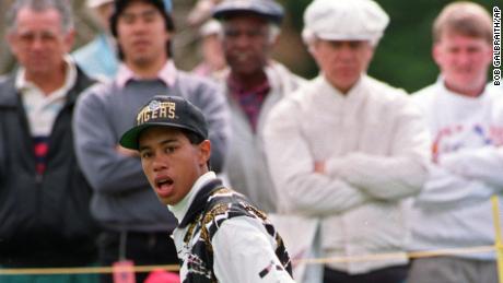 Der 17-jährige Schüler Woods reagiert, nachdem er am Donnerstag, dem 25. Februar 1993, einen Birdie-Putt auf das 15. Loch der Los Angeles Open im Riviera Country Club in Los Angeles, Kalifornien, geworfen hat.