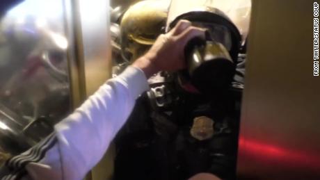 Das Justizministerium bereitet Plädoyerabkommen für Randalierer aus einem viralen Video von Polizisten vor, die im Kapitol-Tunnel gefangen sind