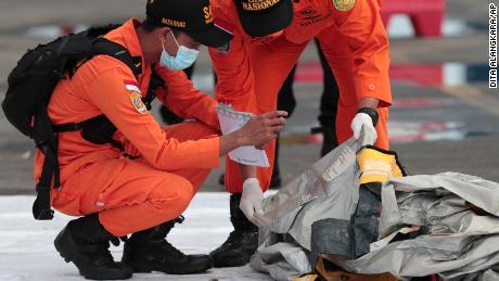 Rettungskräfte inspizieren am 10. Januar 2021 in der Such- und Rettungskommandozentrale im Hafen von Tanjung Priok in Jakarta Trümmer, die in den Gewässern rund um den Ort gefunden wurden, an dem ein Passagierjet von Sriwijaya Air den Kontakt verloren hat. 