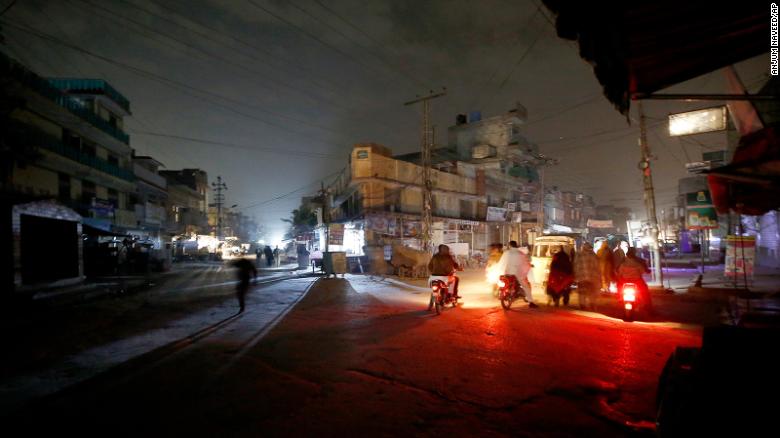 Power outage plunges Pakistan into darkness