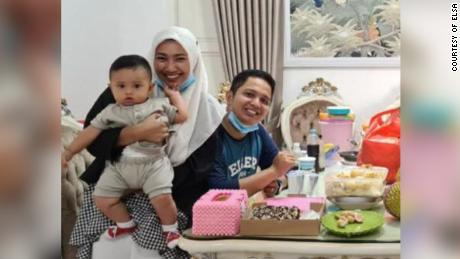Rizki Wahyudi (26) und seine Frau Indah Halimah Putri (26) werden mit ihrem 7 Monate alten Sohn Arkana Nadhif Wahyudi gesehen.