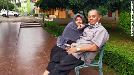 Das Ehepaar Muhammad Nur Kholifatul Amin (rechts) und Agus Minarni waren nach Java gereist, um an der Beerdigung von Amins Vater teilzunehmen.