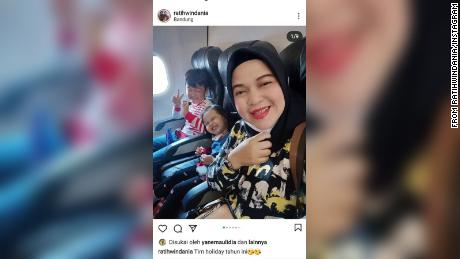 Ratih Windania veröffentlichte dieses fröhliche Selfie mit ihrer Tochter Yumna (2) und ihrem Neffen Athar Rizki Riawan (8) auf einem Flug von Bandung in West-Java am 22. Dezember. 