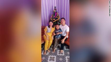 Yohanes Suherdi, 30, posiert mit seiner Frau Susilawati Bungahilaria und ihrem 5-jährigen Sohn Rian Gusti Rafael in diesem Weihnachtsporträt. 