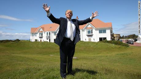 Trump besucht den Turnberry Golf Club nach seiner Renovierung im Wert von 10 Millionen US-Dollar am 8. Juni 2015.