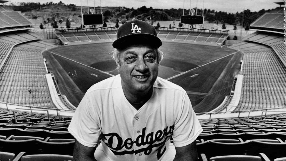 &lt;a href =&quot;https://www.cnn.com/2021/01/08/us/tommy-lasorda-death-obit-trnd/index.html&quot; target =&quot;_空欄&amquotot;&gt;Tommy Lasorda,&alt;lt;/A&gt; who spent seven decades in the Dodgers organization -- first as a player in Brooklyn and then in Los Angeles as a two-time World Series-winning manager -- died January 8 歳の時に 93.