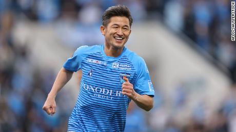 Miura lächelt auf dem Platz für Yokohama FC gegen Vissel Kobe