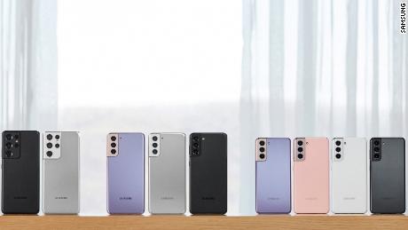 El Samsung Galaxy S21 Ultra (izquierda), S21 + y S21 (derecha)