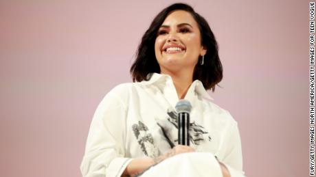 Demi Lovato speaks at the Teen Vogue Summit 2019 11月 2, 2019, ロサンゼルスで.