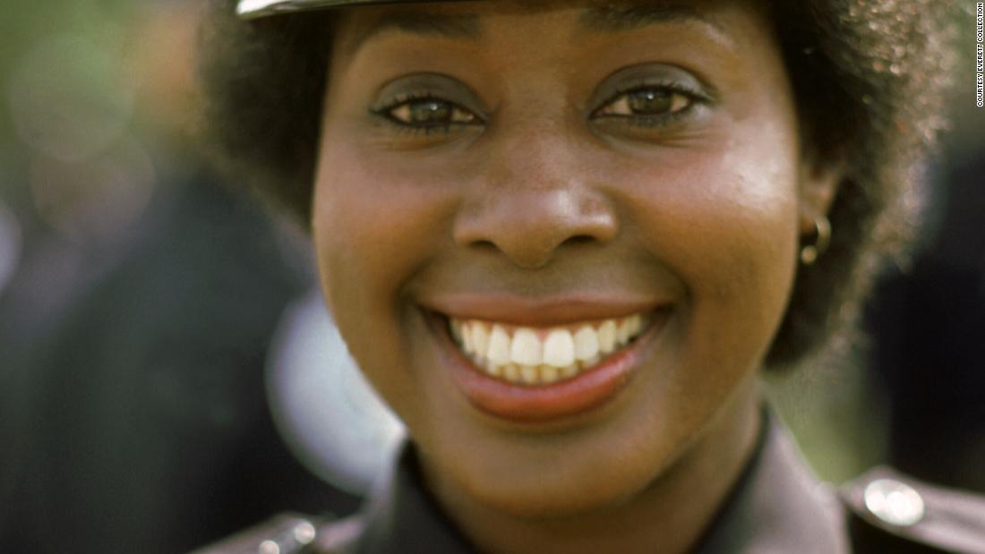 &lt;a href =&quot;https://www.cnn.com/2021/01/08/entertainment/marion-ramsey-obituary-trnd/index.html&quot; target =&quot;_空欄&quot;&gt;Marion Ramsey,&alt;lt;/A&gt; the actress best known for her role as Officer Laverne Hooks in the film franchise &quot;警察学校,&quot; died January 7 歳の時に 73.
