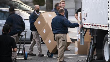 Workers move boxes onto a truck on West Executive Avenue between the White House and the Eisenhower Executive Office Building on Thursday, 1月. 14, 2021.