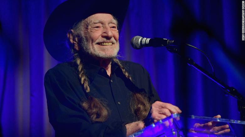 La leggenda della musica country Willie Nelson ottiene la sua vaccinazione contro il Covid-19