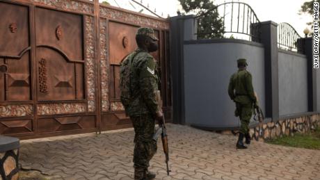 Sicherheitskräfte vor dem Grundstück von Bobi Wine am Freitag in der ugandischen Hauptstadt Kampala.