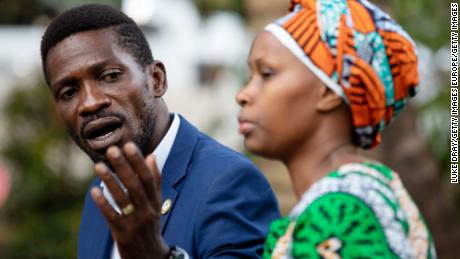 Bobi Wine [links] spricht mit seiner Frau Barbara Itungo Kyagulanyi vor den Medien, als am Freitag in Kampala, Uganda, Sicherheitskräfte sein Haus umzingeln.