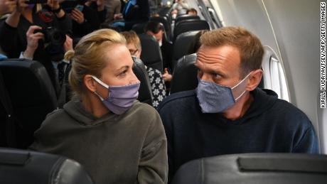 Der russische Oppositionsführer Alexey Navalny (rechts) und seine Frau Julia Navalnya sitzen in einem Flugzeug der Pobeda-Fluggesellschaft nach Moskau, bevor sie am Sonntag von Berlin abheben.