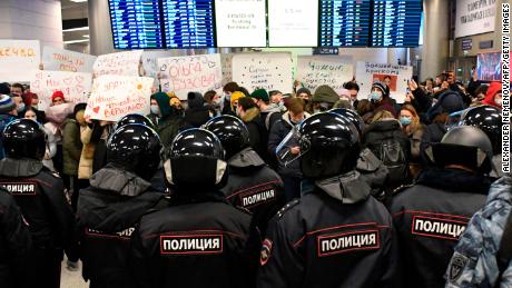 Riot police stand guard at Moscow&#39;s Vnukovo airport ahead of Alexey Navalny&#39;s arrival on Sunday.
