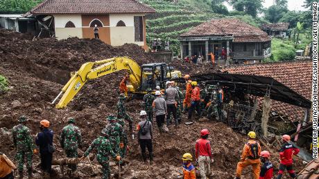 Rettungsteams suchen nach Opfern, die durch die Erdrutsche im Dorf Cihanjuang in West-Java begraben wurden. 