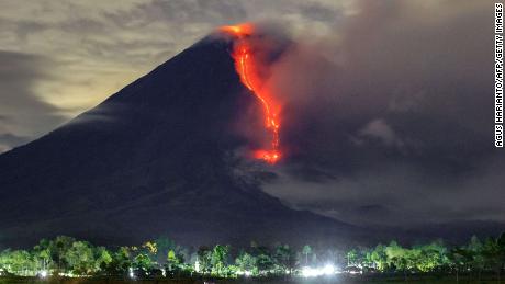 Auf diesem Bild vom 16. Januar 2021 ist Lava während eines Ausbruchs des Mount Semeru in Lumajang, Ost-Java, zu sehen. 