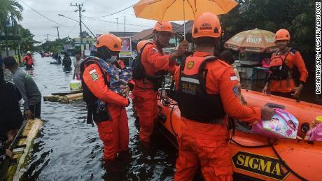 Rettungskräfte evakuieren am 17. Januar 2021 Menschen aus einem überfluteten Wohngebiet in Banjarbaru, Süd-Kalimantan, Insel Borneo. 