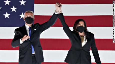 바이든&#39;s first executive order will require masks on federal property
