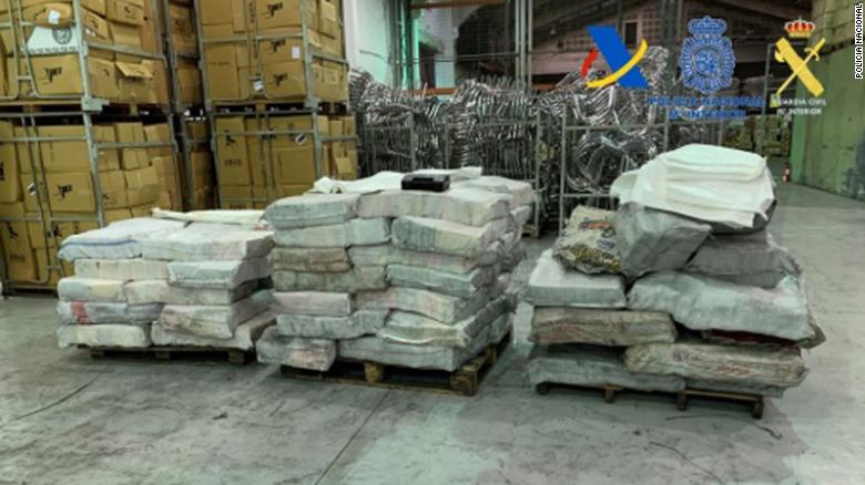 スペインの警察は 2 木炭に隠されたコカインのトン
