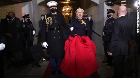Lady Gaga kommt, um die Nationalhymne bei der Amtseinführung des gewählten Präsidenten Joe Biden am 20. Januar im US-Kapitol in Washington, DC, zu singen.  