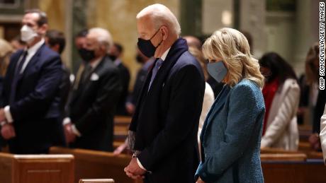 The Bidens attend services at the Cathedral of St. Matthew the Apostle with Congressional leaders prior the 59th Presidential Inauguration ceremony on January 20, 2021 ワシントンで, DC.