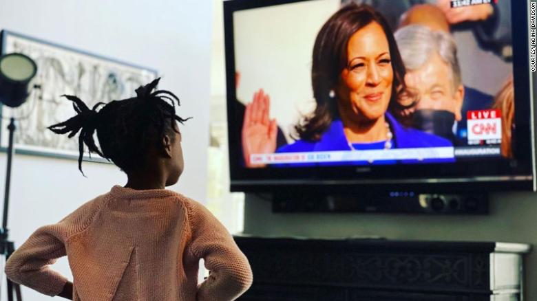 Para muchos padres, the swearing-in of Kamala Harris was an inspirational teaching moment for their kids