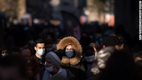 Menschen, die Gesichtsmasken in Rennes, Westfrankreich tragen.