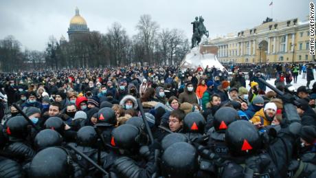 Bei einem Protest gegen die Inhaftierung von Navalny in St. Petersburg, Russland, am 23. Januar 2021 kommt es zu Zusammenstößen mit der Polizei.