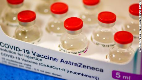 Pfizer y AstraZeneca se enfurecen porque los retrasos en la vacuna amenazan la recuperación de Europa