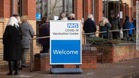 La gente hace fila frente a un centro de vacunación Covid-19 en Stevenage, en el centro de Inglaterra, el 11 de enero.