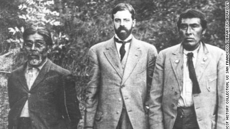 Anthropologist Alfred Kroeber (center) is photographed in 1911 near the UC Museum of Anthropology with Yahi translator Sam Batwai (left) and a Native American man named Ishi (right).