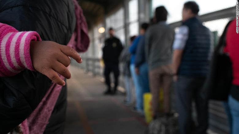 'It's frustrating': Duisende migrante sit in Mexiko desperaat vir antwoorde van die regering van Biden