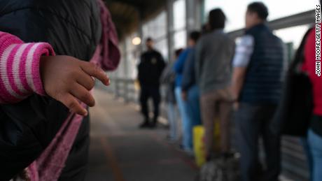 &#39;It&#39;s frustrating&#39;: Migliaia di migranti siedono in Messico alla disperata ricerca di risposte dall'amministrazione Biden
