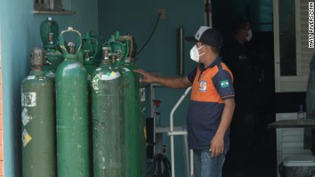 Mann mit Sauerstofftanks in Iranduba.