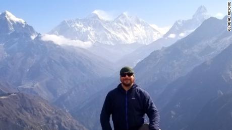 Dave Keaveny, 41, a medical operations specialist for Global Rescue, is shown in Khumbu, Nepal, with Mount Everest and Ama Dablam in the background, nel 2019.