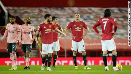 Nemanja Matic (Mitte) von Manchester United und seine Teamkollegen scheinen niedergeschlagen zu sein, nachdem sie ein zweites Tor gegen Sheffield United kassiert haben. 