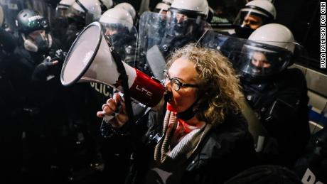 Die Streikführerin der Frauen, Marta Lempart, versammelte die Demonstranten, als sie am Freitag marschierten.