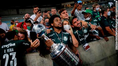 Palmeiras-Spieler feiern mit der begrenzten Anzahl von Fans, die das Stadion betreten dürfen. 