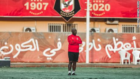 Al Ahlys Trainer Pitso Mosimane überwacht die Trainingseinheit seines Teams in Kairo. 