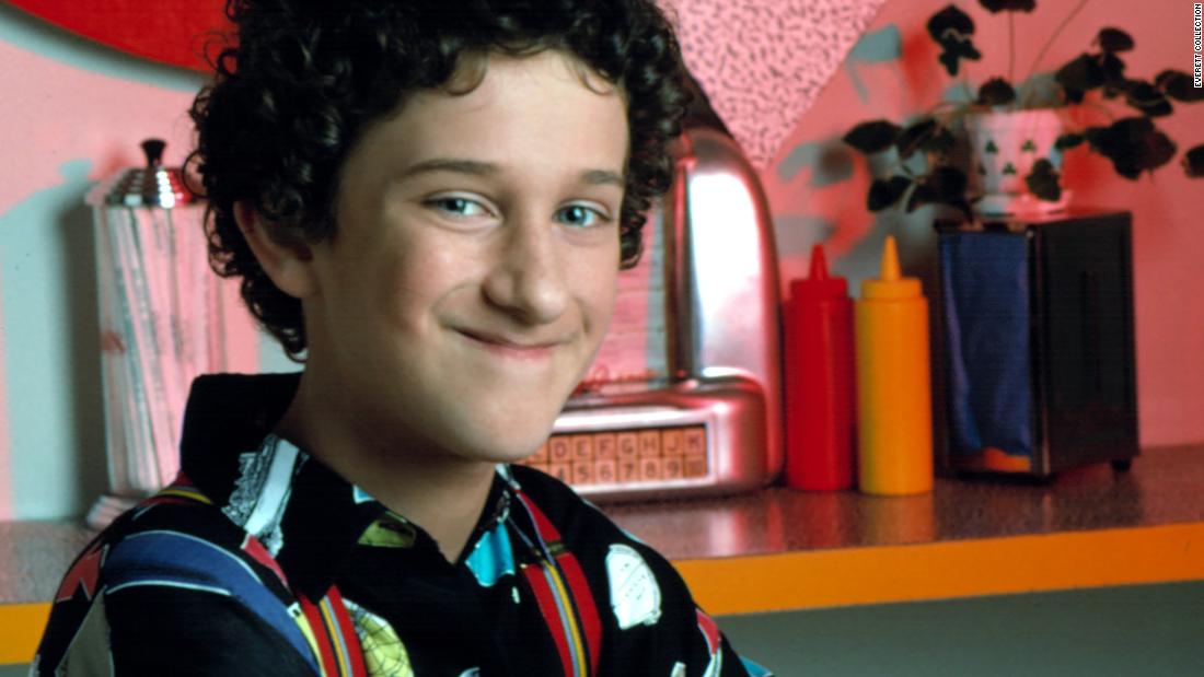 &lt;a href =&quot;https://www.cnn.com/2021/02/01/entertainment/dustin-diamond-obit/index.html&quot; target =&quot;_空欄&quot;&gt;Dustin Diamond,&alt;lt;/A&gt; who played the role of Screech on the popular 1990s high school comedy &quot;Saved by the Bell,&amquotot; died February 1 after a recent cancer diagnosis, according to Diamond&#39;s manager, Roger Paul. 彼がいた 44.